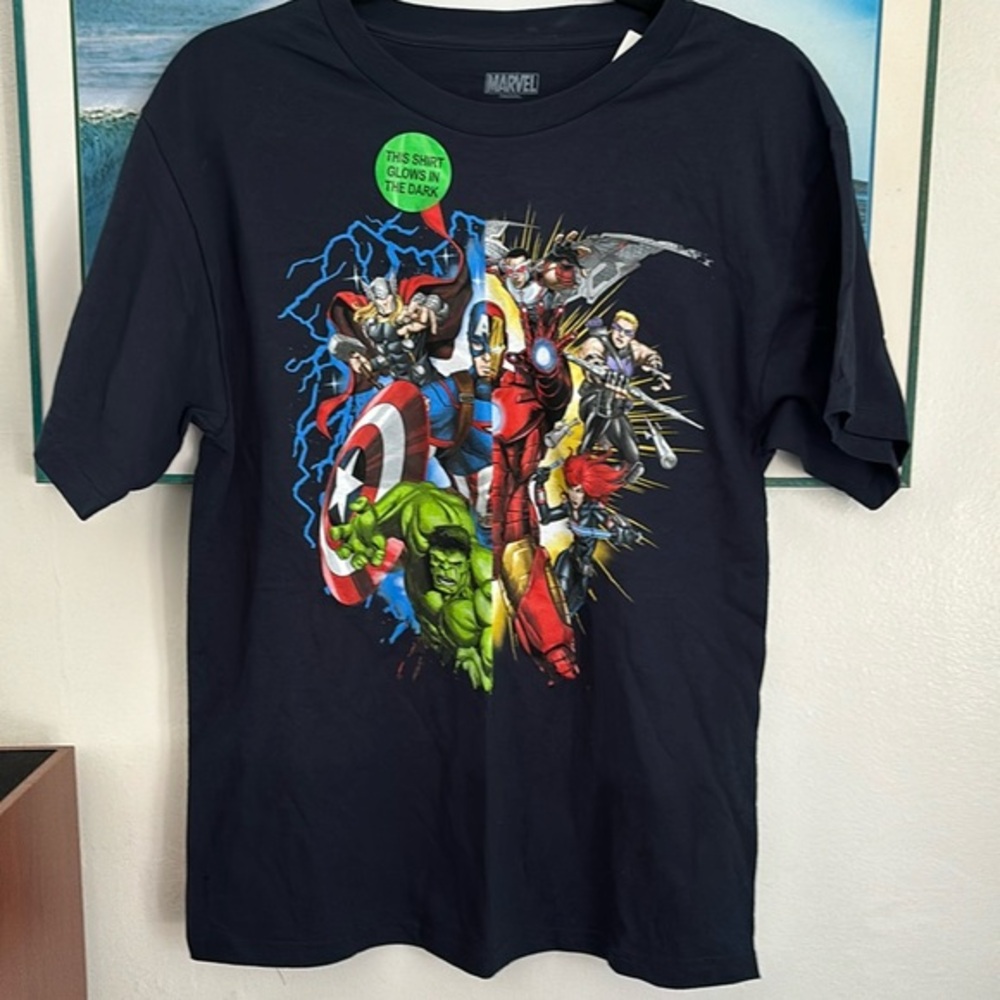 Boys NWT Marvel tee shirt glows in Dark xl